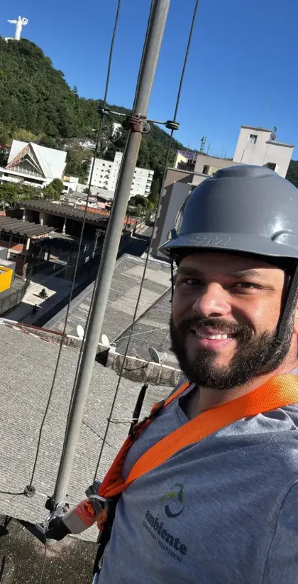 Allan Vasconcelos Campos, responsável técnico da Ambiente, com capacete e cinto de segurança em Balneário Camboriú