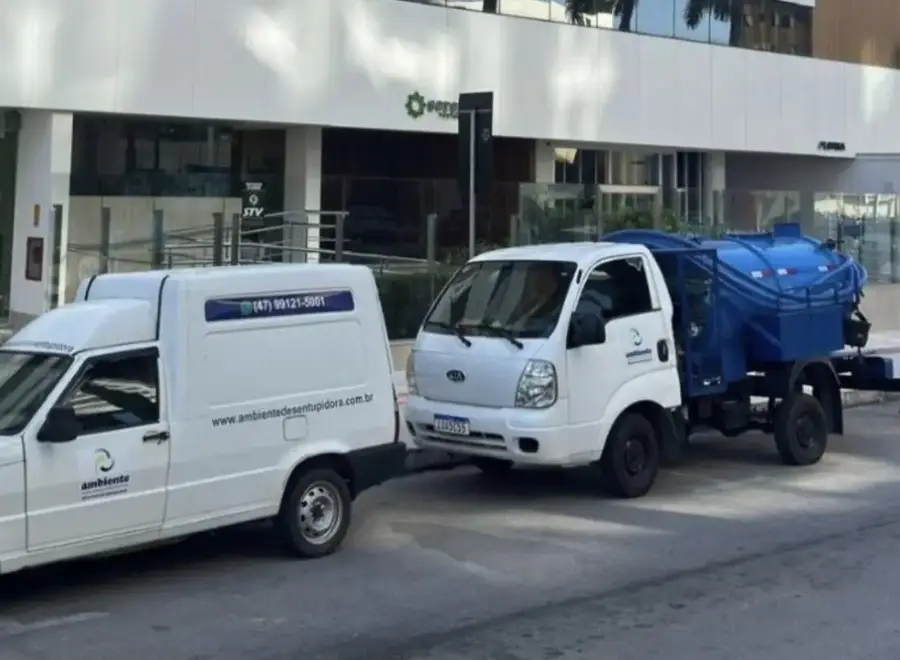 Frota da Ambiente: Fiorino e caminhão limpa fossa com logo, em Balneário Camboriú